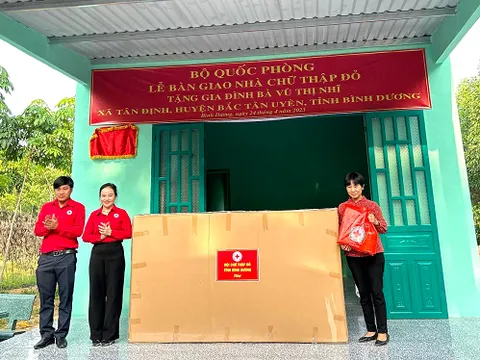 Bình Dương: Thứ trưởng Bộ Quốc phòng bàn giao nhà Chữ thập đỏ cho hộ gia đình khó khăn huyện Bắc Tân Uyên và Phú Giáo