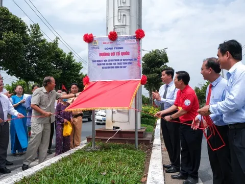 Cần Thơ: Khánh thành 'Đường cờ Tổ quốc', tặng học bổng và quà cho học sinh, người nghèo