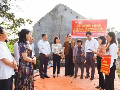 Nghệ An: Đoàn Đại biểu Quốc hội tỉnh trao tiền ủng hộ xây dựng nhà đại đoàn kết tại Yên Thành