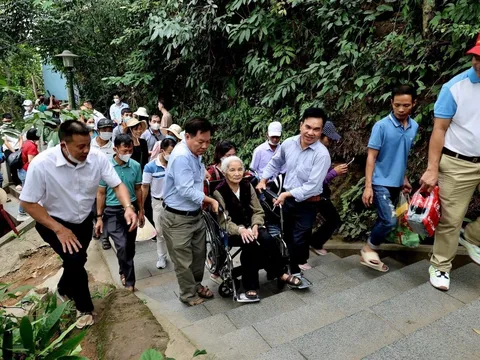 Xúc động hình ảnh hai con trai khiêng mẹ già 87 tuổi vượt gần 500 bậc đá lên dâng hương Vua Hùng