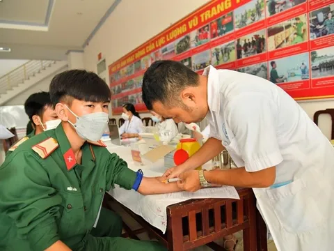 Cán bộ, chiến sĩ lực lượng vũ trang tỉnh Kiên Giang tham gia hiến máu tình nguyện