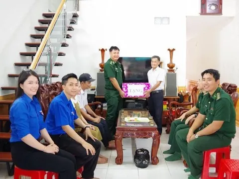 Thăm, tặng quà gia đình chính sách dịp lễ 30/4