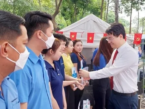 Trao tặng 300 thẻ bảo hiểm y tế trong Ngày hội Thanh niên công nhân