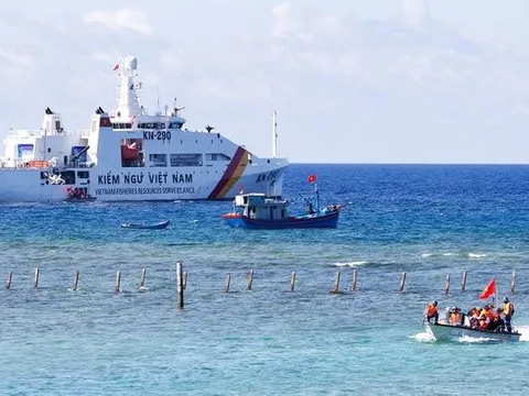 Trường Sa là mái nhà rộng cửa đón ngư dân vươn khơi, bám biển