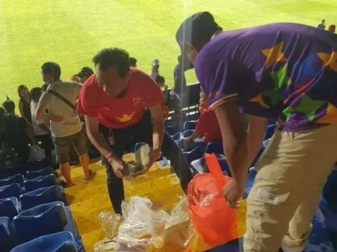 CĐV Việt Nam và Lào rủ nhau dọn rác trên khán đài