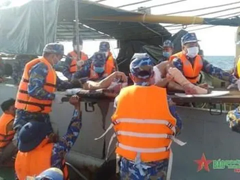 Hải đoàn 129 Hải quân hỗ trợ ngư dân gặp nạn trên biển