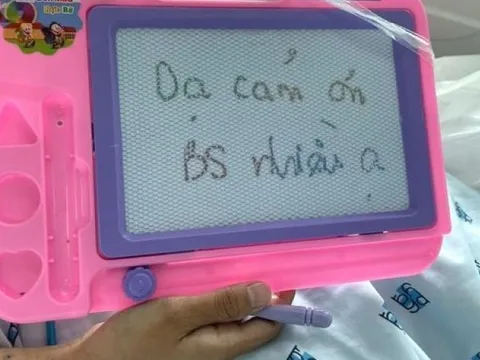 Cô gái bị cây đè viết lời cảm ơn bác sĩ trên giường bệnh