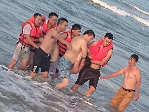 Trung tá Công an vật lộn với sóng dữ cứu nhiều du khách bị cuốn trôi trên biển