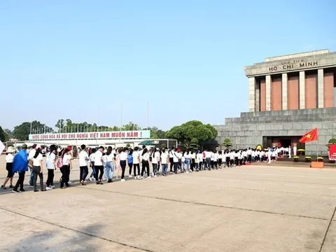Hơn 52.000 lượt khách vào Lăng viếng Chủ tịch Hồ Chí Minh trong 3 ngày nghỉ lễ