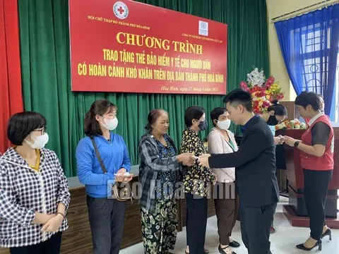 Hội Chữ thập đỏ thành phố Hòa Bình tặng 200 thẻ bảo hiểm y tế cho người dân trên địa bàn
