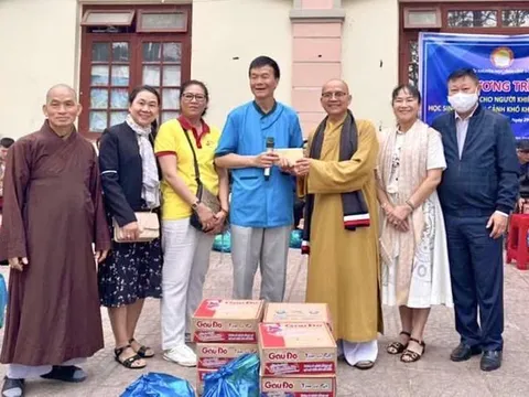 Lâm Đồng: Trao 100 phần quà tặng người khiếm thị và trẻ em hoàn cảnh khó khăn