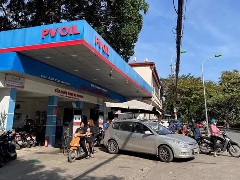 Giá xăng giảm1.250 đồng/lít