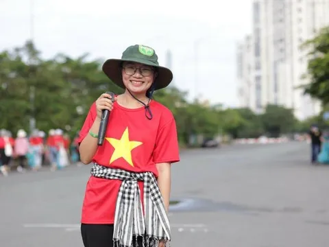 Cô gái 10X mê du lịch xanh, kể lần hạnh phúc khóc òa khi đi nhặt rác