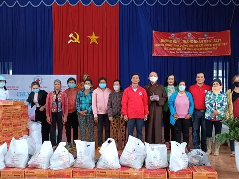 Lâm Đồng: Trao tặng quà, sữa dinh dưỡng cho học sinh và hộ dân có hoàn cảnh khó khăn tại huyện Đức Trọng