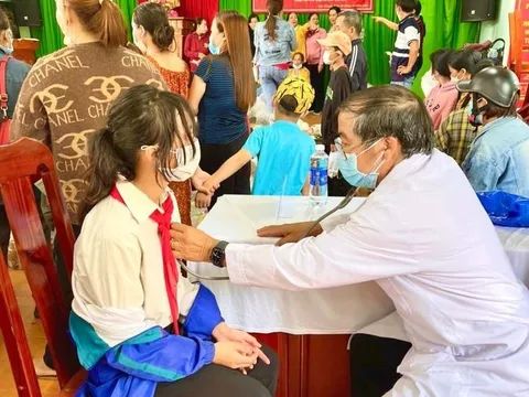 Lâm Đồng: Khám bệnh, phát thuốc, trao quà và học bổng tặng học sinh, phụ huynh