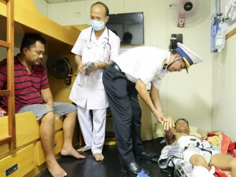 Vùng 4 Hải quân đưa 2 ngư dân bị nạn từ Trường Sa về đất liền