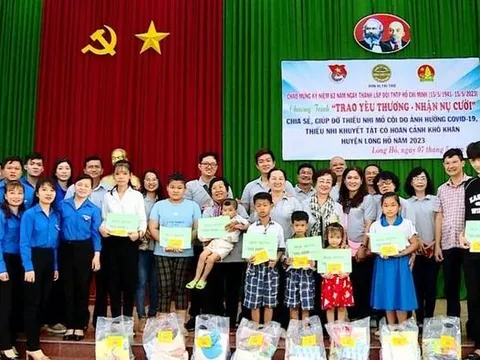 Vĩnh Long tặng quà cho thiếu nhi mồ côi, khuyết tật