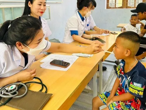 Khám, cấp thuốc miễn phí cho hàng trăm đồng bào Bru - Vân Kiều