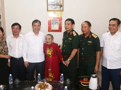 Bộ trưởng Bộ Quốc phòng thăm, tặng quà Mẹ Việt Nam anh hùng ở Hà Tĩnh