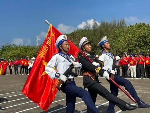 Những món quà đong đầy tình cảm từ đất liền gửi tới Trường Sa