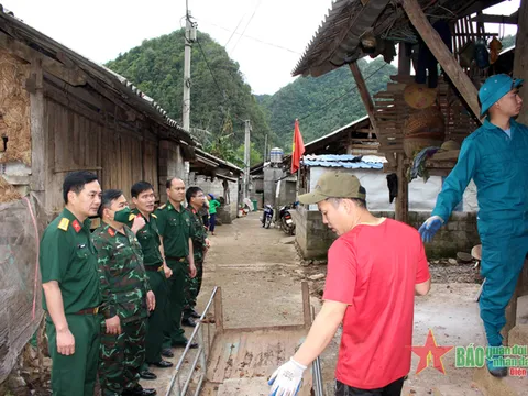 Huy động hơn 200 cán bộ, chiến sĩ giúp nhân dân khắc phục hậu quả mưa đá