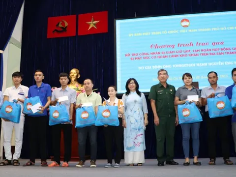 Trao 100 phần quà cho công nhân bị mất việc, giảm giờ làm do ảnh hưởng dịch bệnh