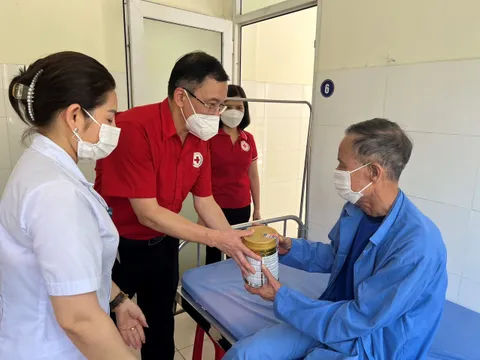 Hội Chữ thập đỏ tỉnh Ninh Bình: Trao tặng yêu thương cho người bệnh