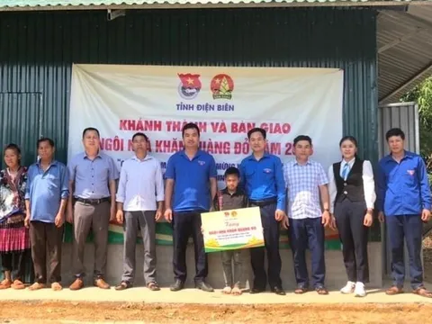 Bàn giao nhà 'Khăn quàng đỏ' cho học sinh khó khăn tại Điện Biên