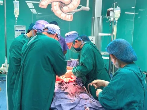 Bác sĩ, điều dưỡng hiến máu cứu nam thanh niên gặp tai nạn giao thông thoát cửa tử