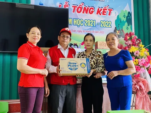 Bình Định: Tặng sữa cho trẻ em, người già và phụ nữ mang thai