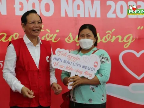 Chủ tịch danh dự Hội Chữ thập đỏ tỉnh Đắk Nông biểu dương, động viên người tham gia hiến máu