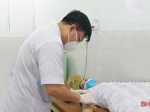 Hà Tĩnh: Bác sỹ và nhân viên Trung tâm Y tế huyện Hương Sơn hiến máu cứu bệnh nhân qua cơn nguy kịch