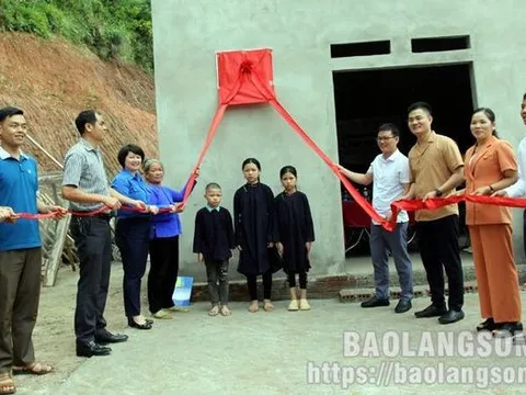 Lạng Sơn: Khánh thành và bàn giao nhà Khăn quàng đỏ cho học sinh có hoàn cảnh khó khăn