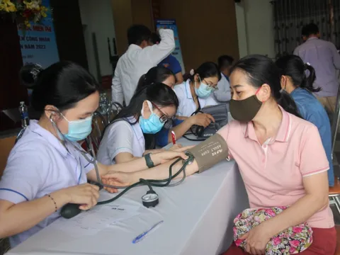 Đà Nẵng: Khám bệnh miễn phí cho 300 công nhân có hoàn cảnh khó khăn.