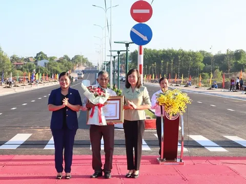 Thủ tướng Chính phủ tặng Bằng khen cụ ông hiến 7.000 m2 đất làm đường giao thông