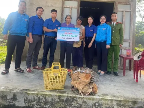 Trao 'cần câu' giúp người nghèo vươn lên