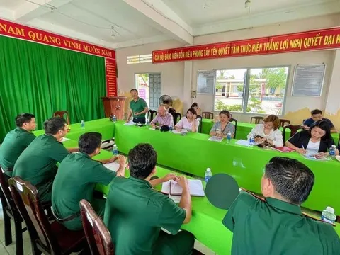 Đoàn công tác Hội Nhà báo Hà Nội tặng quà Bà mẹ Việt Nam anh hùng