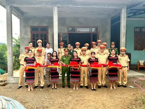 Cục Cảnh sát giao thông trao tặng nhà tình nghĩa cho các hộ nghèo