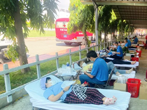 Bình Dương: Nhiều công nhân lao động tham gia hiến máu cứu người