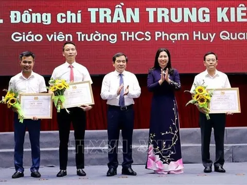 Khen thưởng các tập thể, cá nhân tham gia cuộc thi tìm hiểu '80 năm Đề cương về văn hóa Việt Nam'