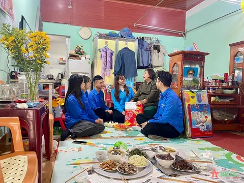 Bữa cơm nghĩa tình cho người già neo đơn