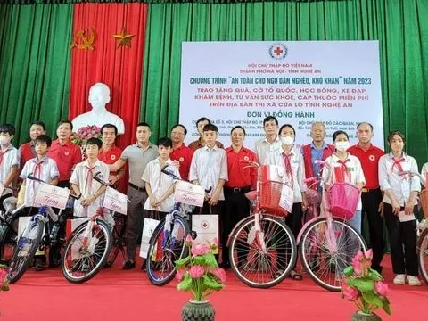 Nghệ An: Khám, cấp thuốc miễn phí và trao quà cho người dân nghèo ở thị xã Cửa Lò