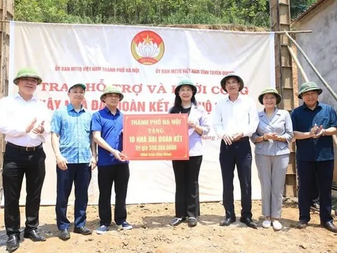 Ủy ban MTTQ thành phố Hà Nội hỗ trợ Tuyên Quang 500 triệu đồng xây nhà Đại đoàn kết