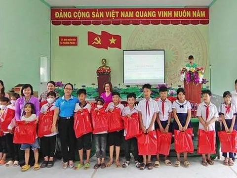 Trao quà cho phụ nữ nghèo, trẻ em có hoàn cảnh khó khăn