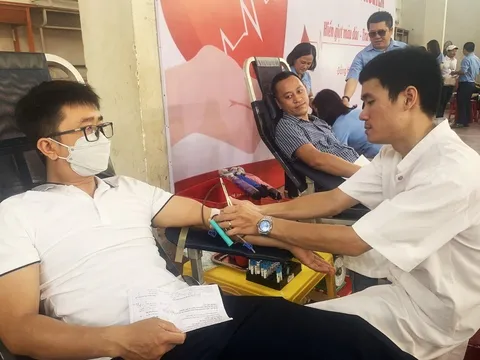 Tiếp nhận gần 380 đơn vị máu trong ngày hội hiến máu tình nguyện “hiến giọt máu đào - trao đời sự sống” tại Quảng Bình