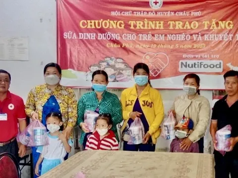 An Giang: Cấp phát sữa cho trẻ em nghèo, khuyết tật và trao vốn sinh kế