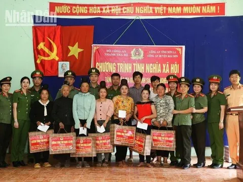 Thanh tra Bộ Công an thăm, tặng quà tại xã đặc biệt khó khăn Sơn La