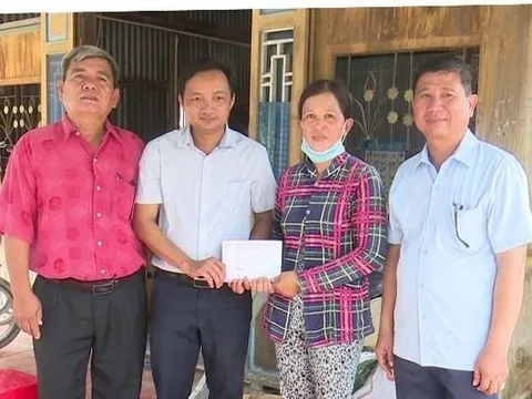 Thăm hỏi và tặng quà cho 5 gia đình đặc biệt khó khăn có nhà bị thiệt hại do thiên tai