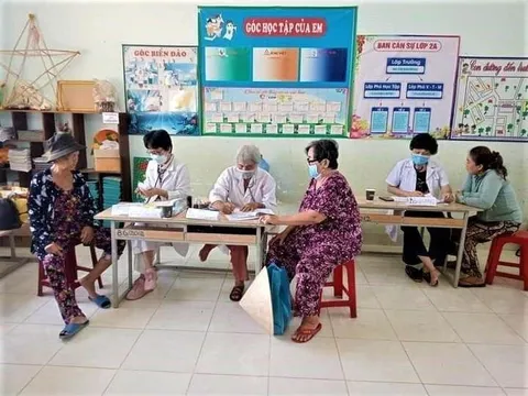 Khánh Hòa: Hội Chữ thập đỏ huyện Cam Lâm phối hợp khám bệnh, tặng quà cho người dân xã Suối Cát