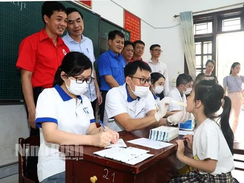CLB Thầy thuốc trẻ Ninh Bình tặng quà, khám răng miệng miễn phí cho học sinh thành phố Ninh Bình